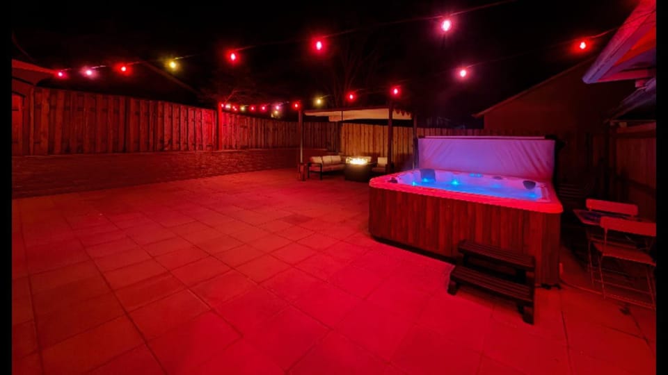 Cozy Seaside Bungalow, Brand New Hot Tub, Fast WiFi & W&D - Walk to the Beach House in Seaside