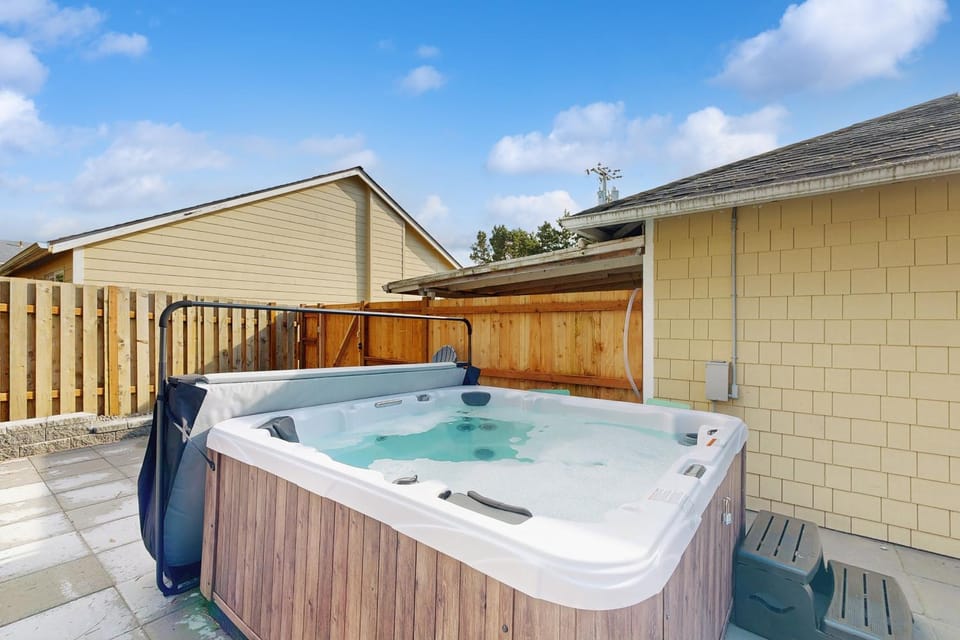 Cozy Seaside Bungalow, Brand New Hot Tub, Fast WiFi & W&D - Walk to the Beach House in Seaside