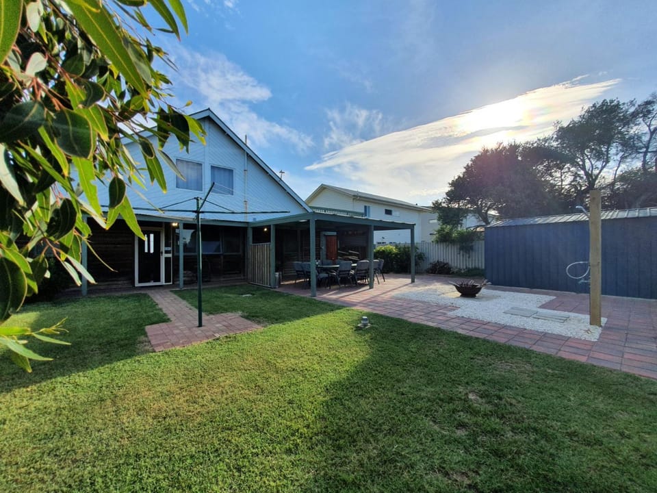 Property building, Day, Garden, Garden view