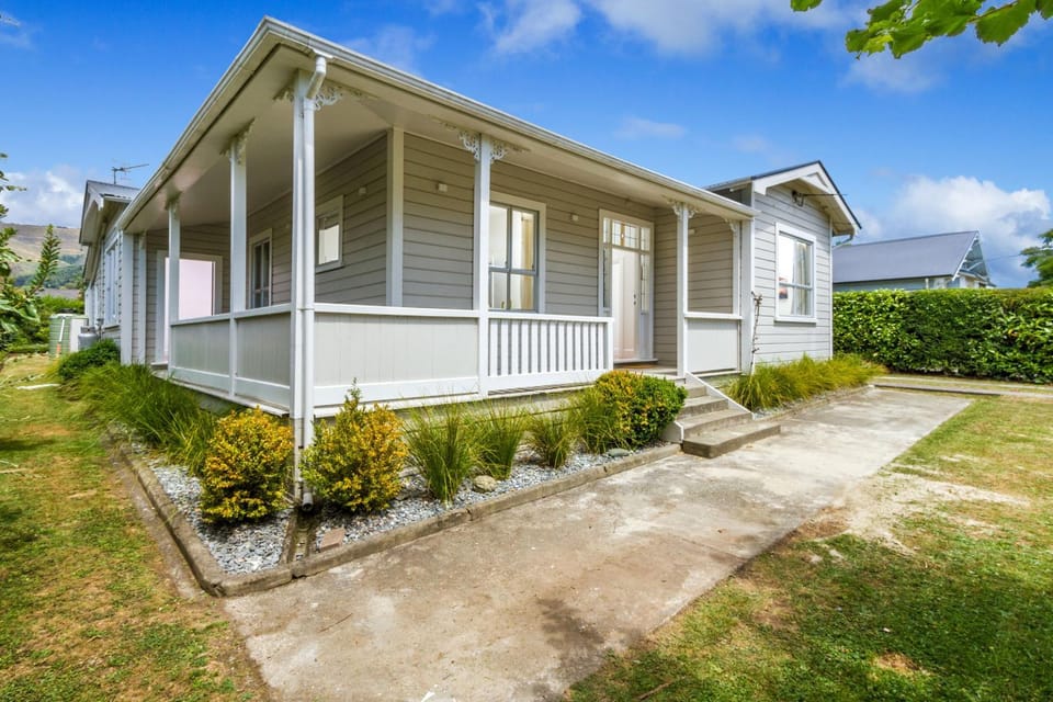 Property building, Facade/entrance, Garden