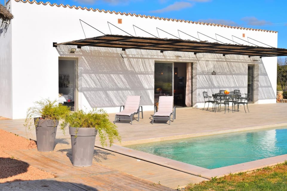 Property building, Off site, Day, Solarium, Balcony/Terrace, Pool view, Swimming pool, Swimming pool, sunbed