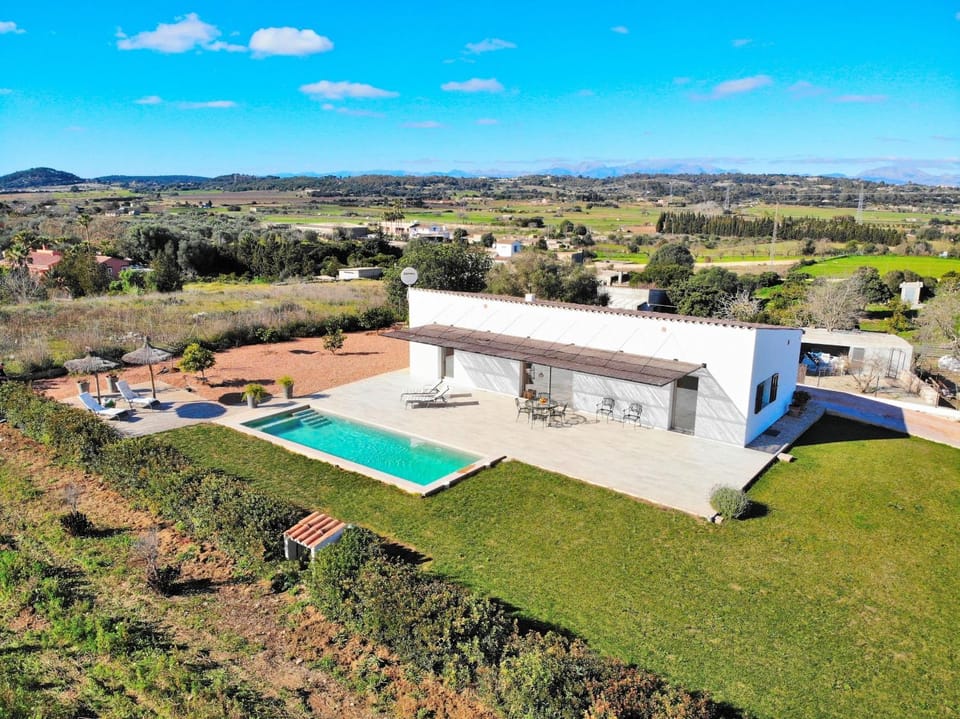 Property building, Facade/entrance, Off site, Day, Natural landscape, Bird's eye view, Solarium, View (from property/room), View (from property/room), Balcony/Terrace, Garden view, Mountain view, Pool view, Swimming pool, sunbed
