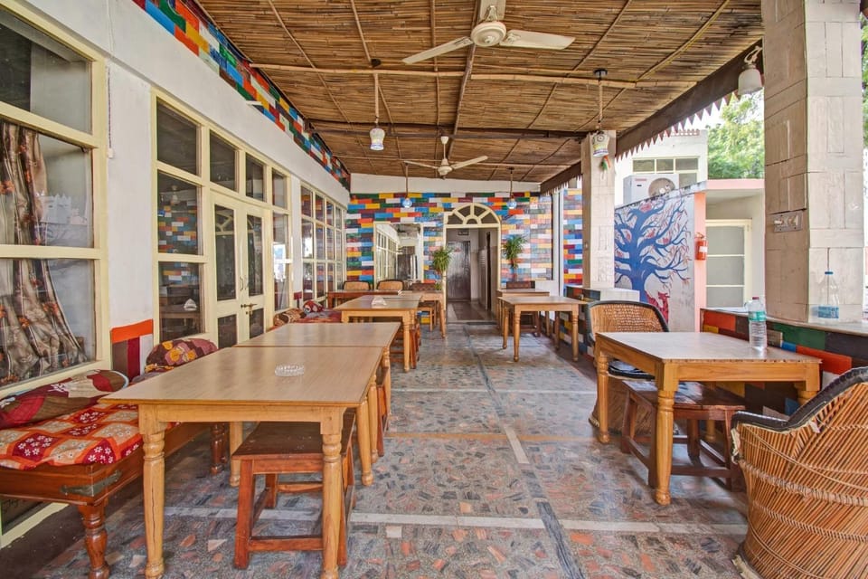 Restaurant/places to eat, Seating area, Breakfast