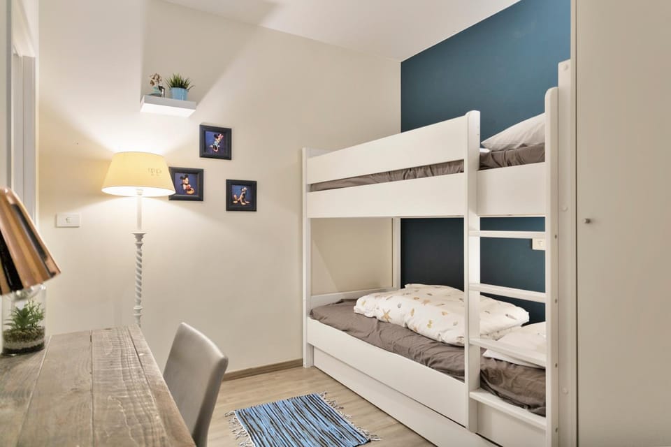 Bedroom, bunk bed