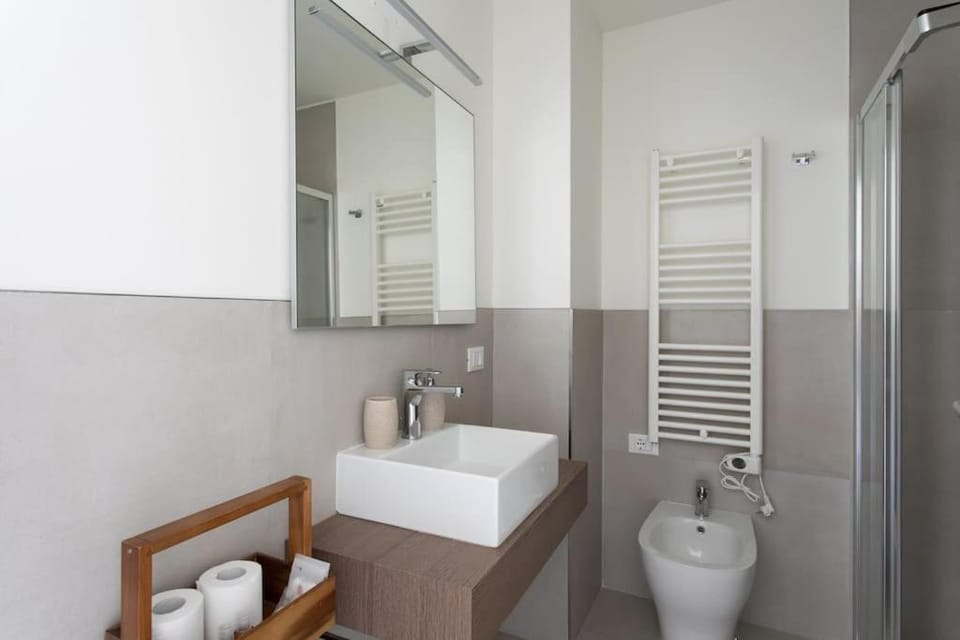 Shower, Toilet, Bathroom, bidet, towels