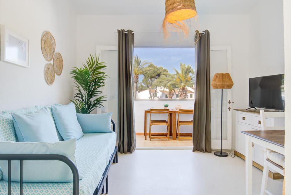 TV and multimedia, Balcony/Terrace, Living room, Pool view
