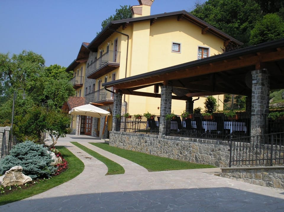 Facade/entrance