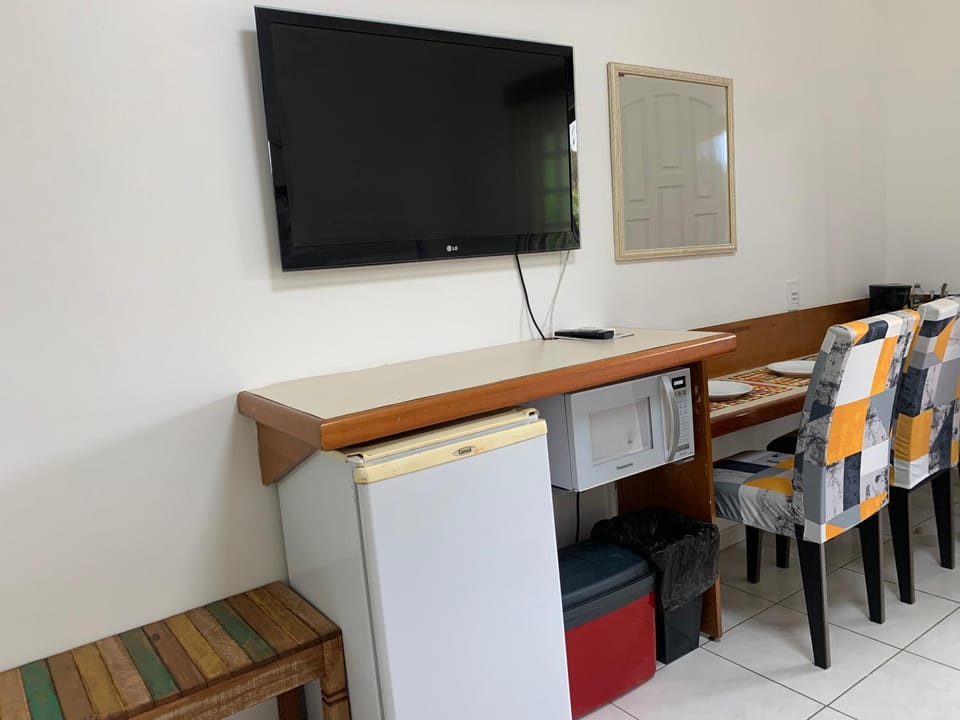 Communal lounge/ TV room, Dining area, minibar, oven