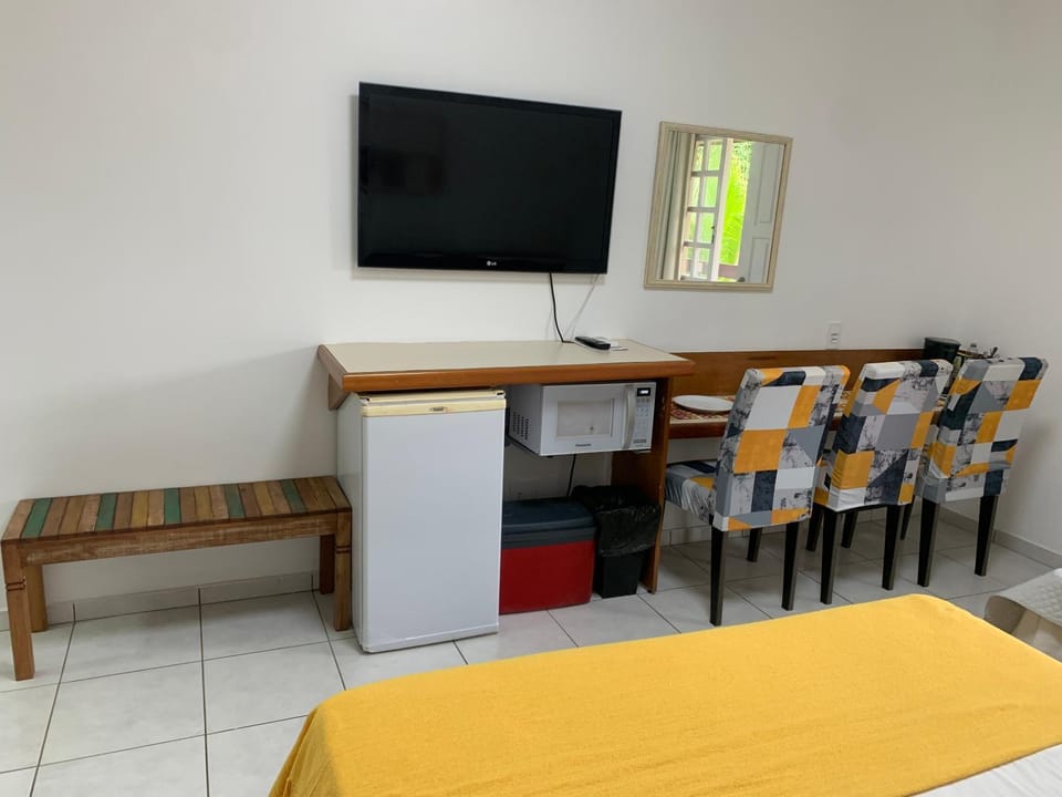 Communal lounge/ TV room, Dining area, minibar, oven