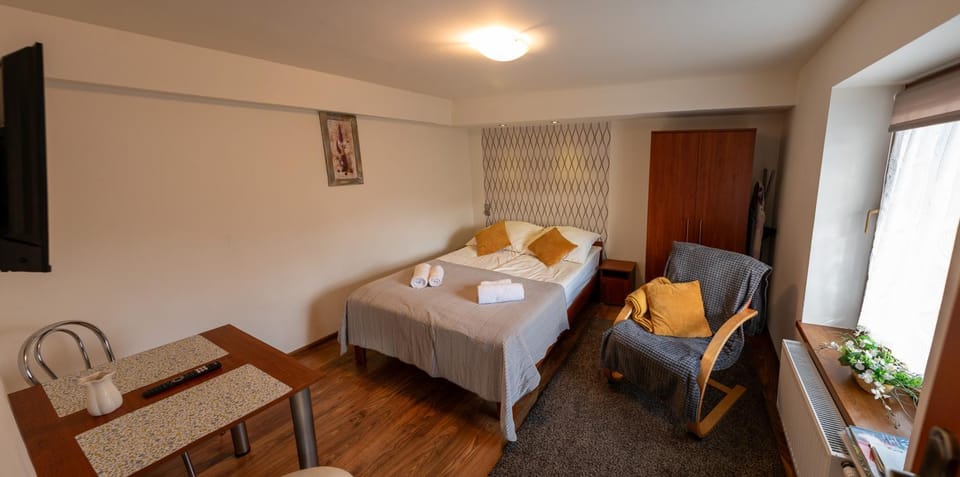 Bed, TV and multimedia, Bedroom, wardrobe