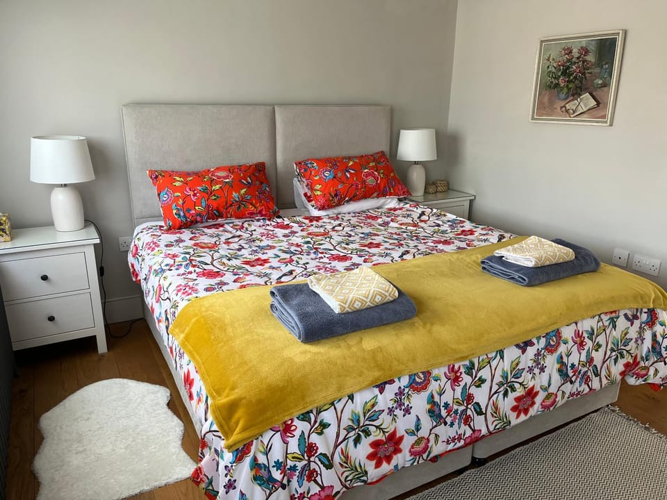 Bed, Photo of the whole room, Bedroom, towels