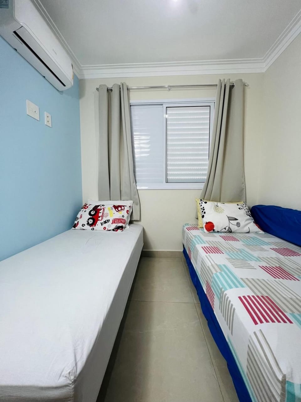Bed, Photo of the whole room, Bedroom, air conditioner