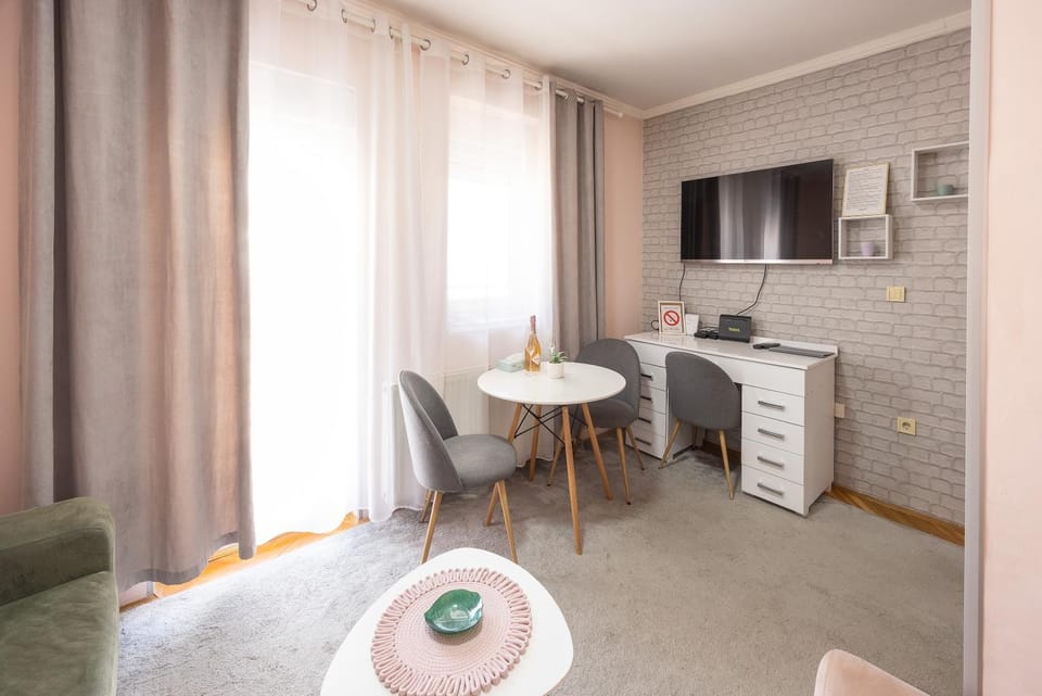 TV and multimedia, Living room, Seating area, Dining area