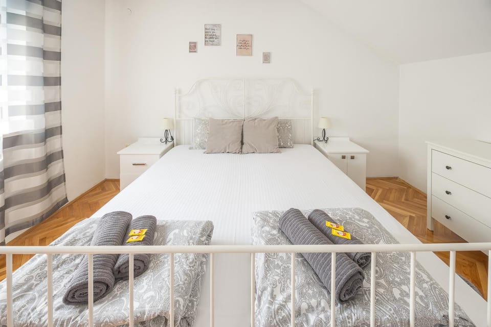Bed, Photo of the whole room, Bedroom, towels, wardrobe