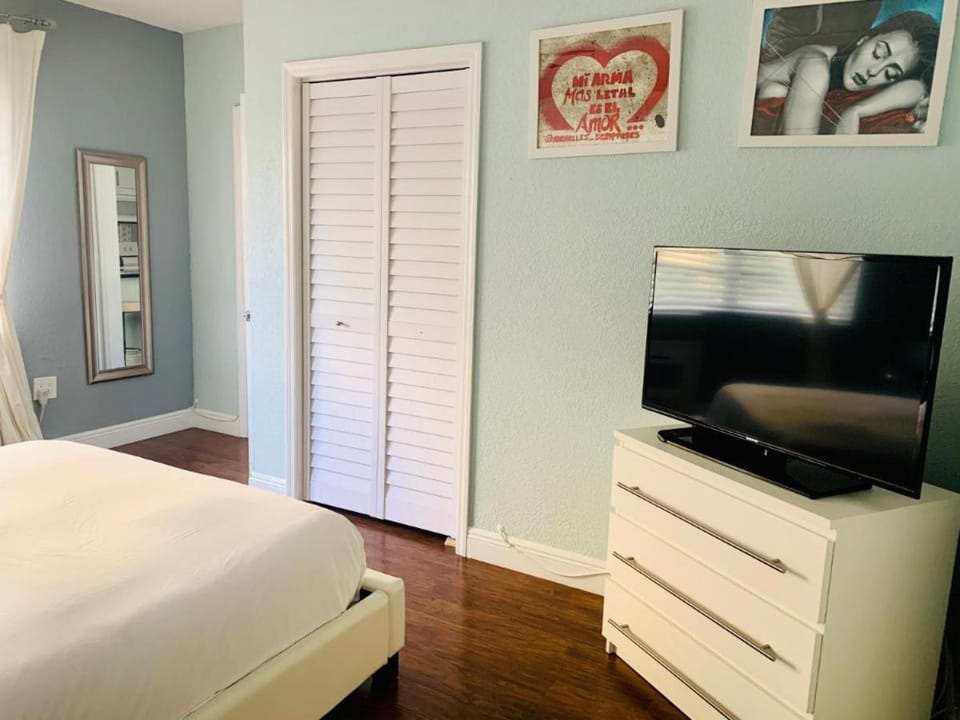 Sun Sand and Love - Lovely 2 Beds, 2 Bath Condo Apartment in Miami Beach