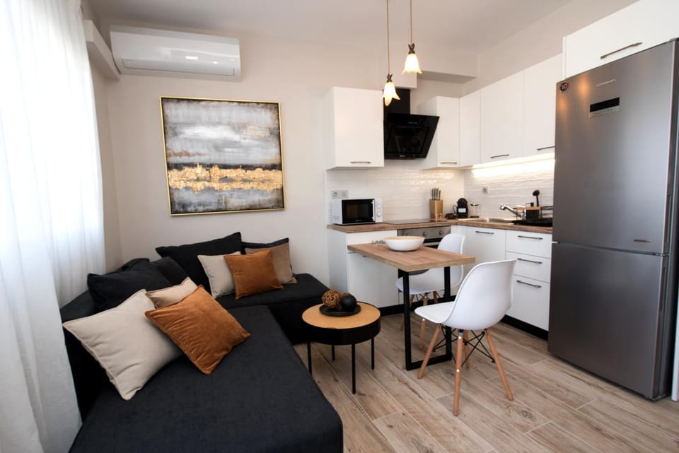 Kitchen or kitchenette, Seating area, Dining area