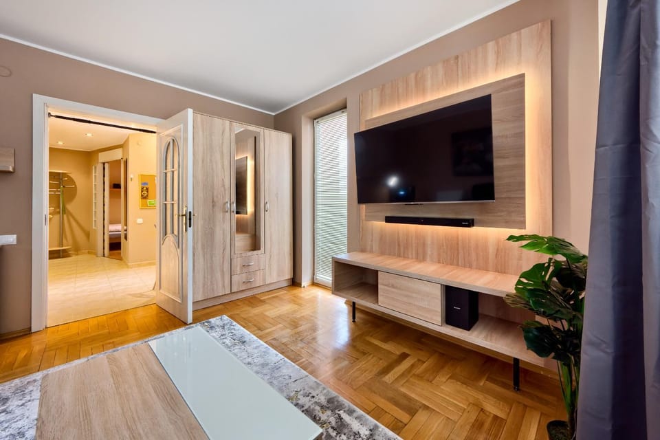 Communal lounge/ TV room, TV and multimedia, Photo of the whole room, Evening entertainment, Bedroom, wardrobe