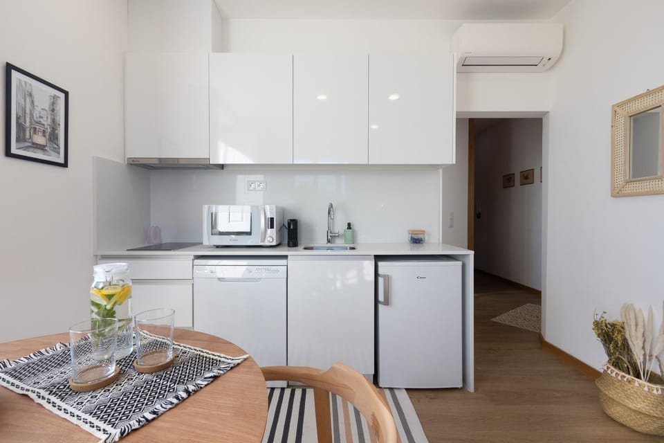 Coffee/tea facilities, Kitchen or kitchenette, Dining area, dishwasher, oven, stove