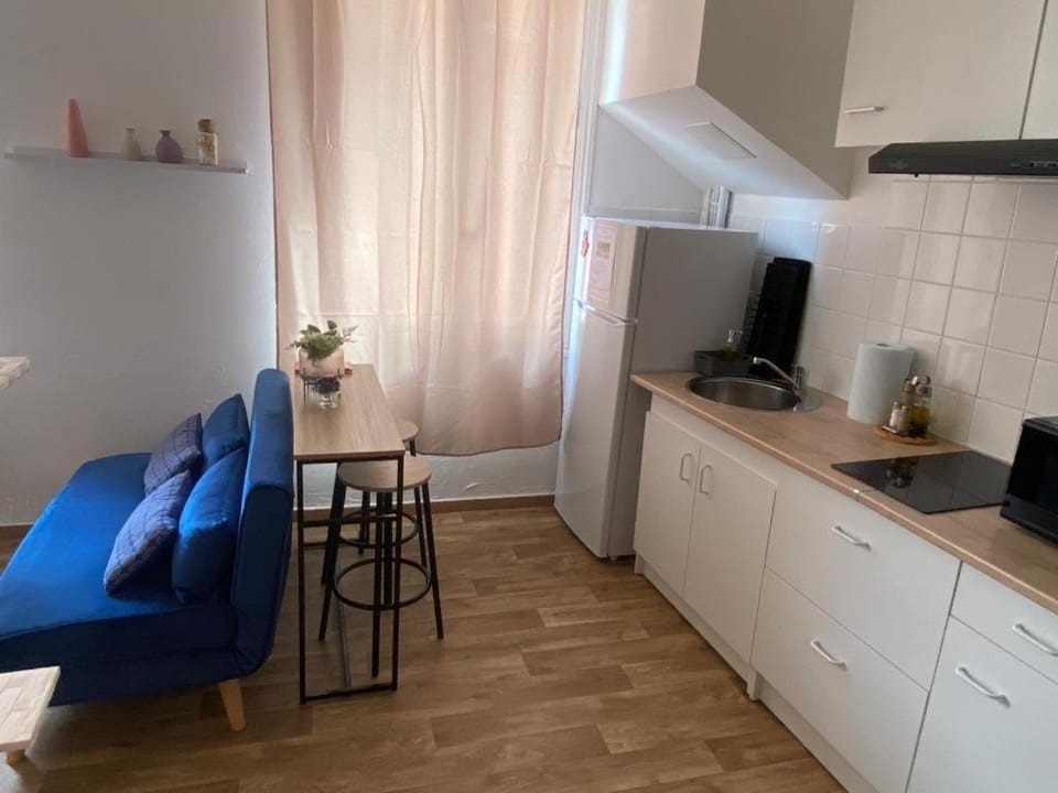 Kitchen or kitchenette, Seating area, Dining area, stove