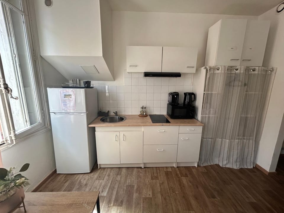 Coffee/tea facilities, Kitchen or kitchenette, stove