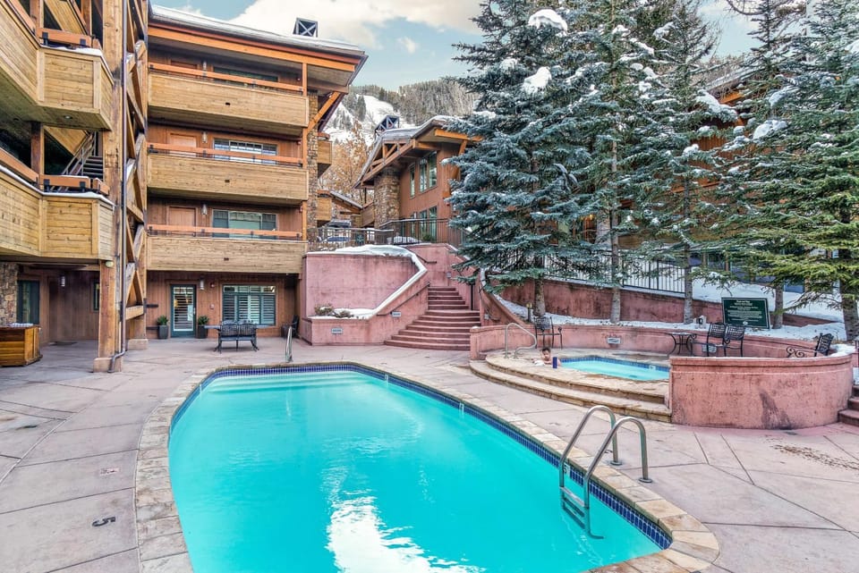 Updated 3BR, 3BA with Pool - Steps to Town House in Aspen