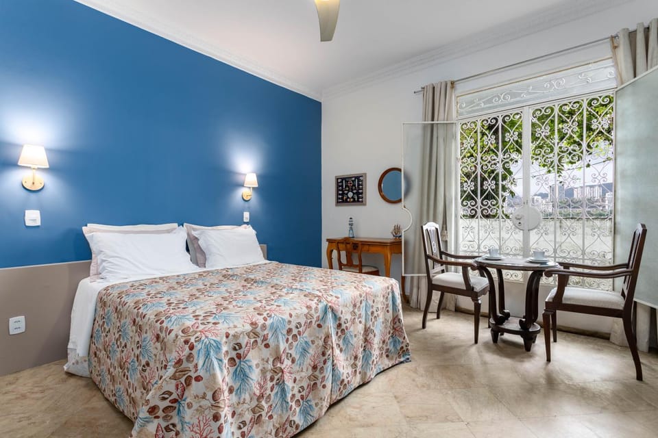 Property building, Bed, Living room, Photo of the whole room, Seating area, Dining area, Bedroom