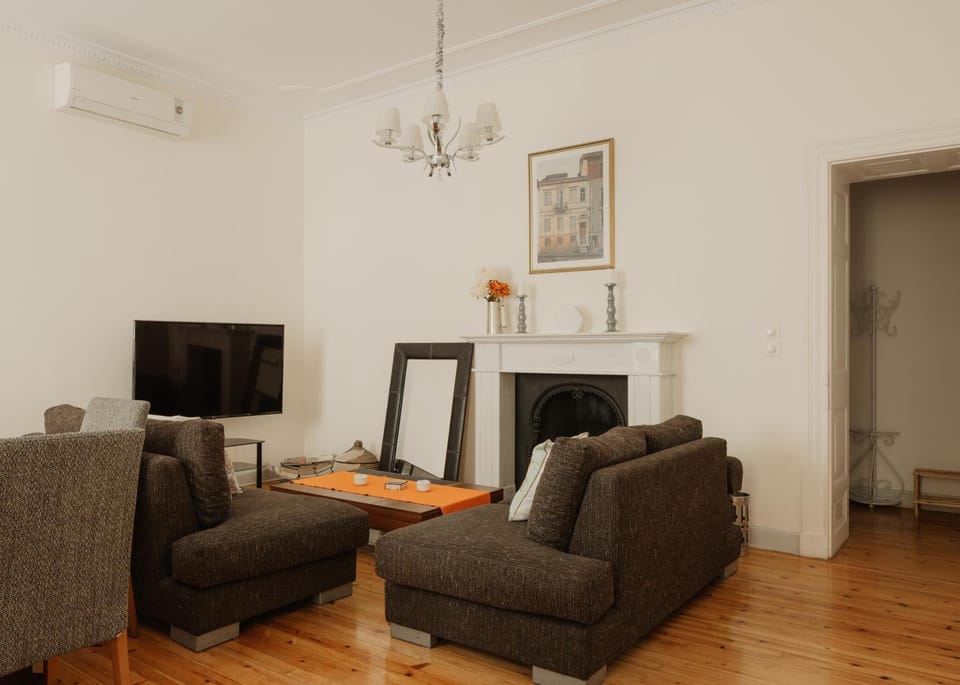 TV and multimedia, Living room, Seating area, air conditioner
