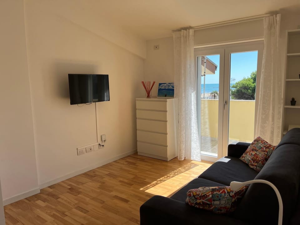 TV and multimedia, Living room, locker