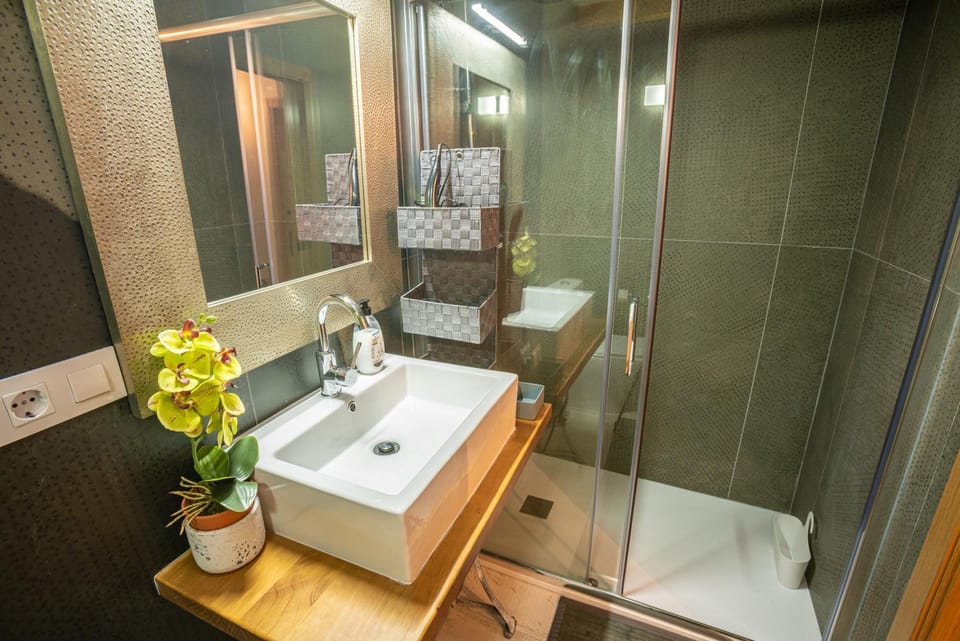 Shower, Bathroom, towels