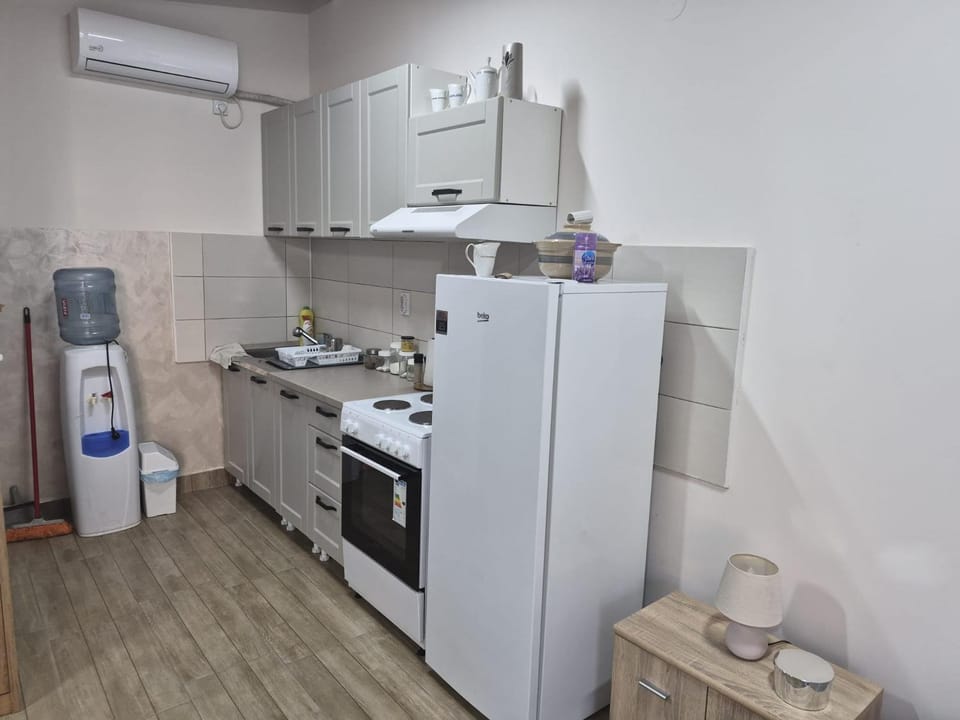 Coffee/tea facilities, Kitchen or kitchenette, oven, stove, toaster