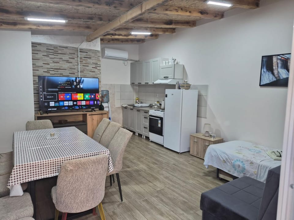 TV and multimedia, Dining area, oven, stove