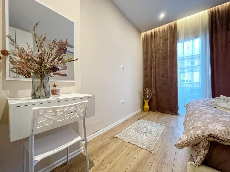 Photo of the whole room, Bedroom