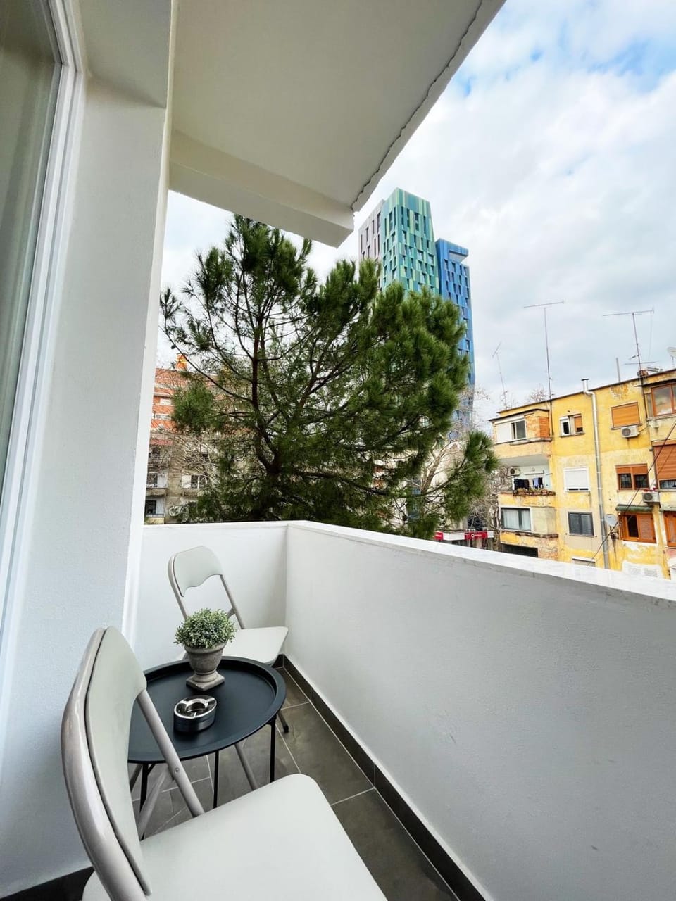 Property building, Balcony/Terrace, City view, Street view