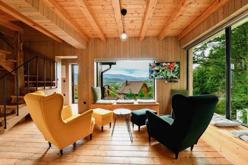 Communal lounge/ TV room, TV and multimedia, View (from property/room), Living room, Seating area, Mountain view