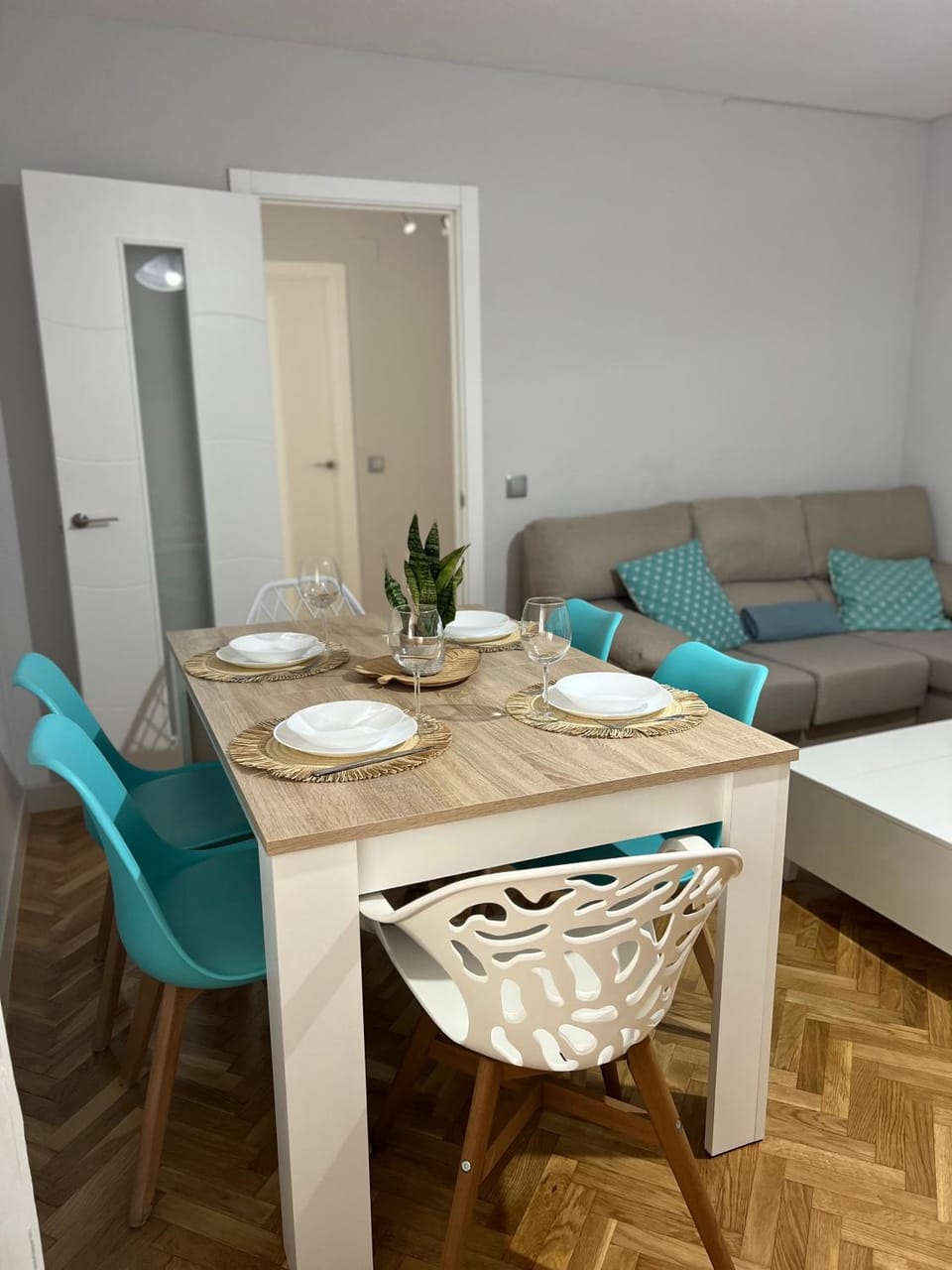 Communal lounge/ TV room, TV and multimedia, Living room, Lounge or bar, Seating area, Dining area