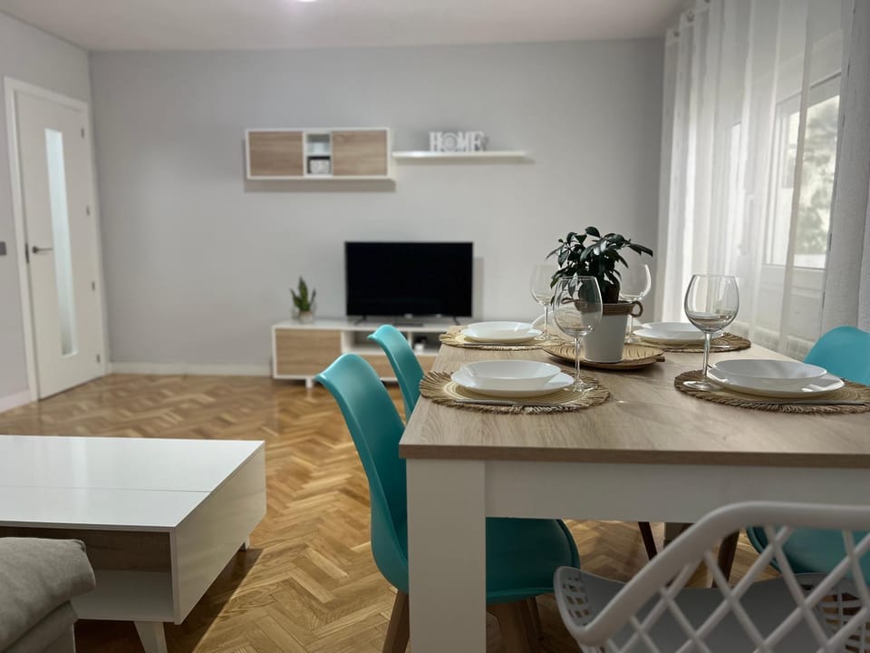 Communal lounge/ TV room, TV and multimedia, Living room, Seating area, Dining area