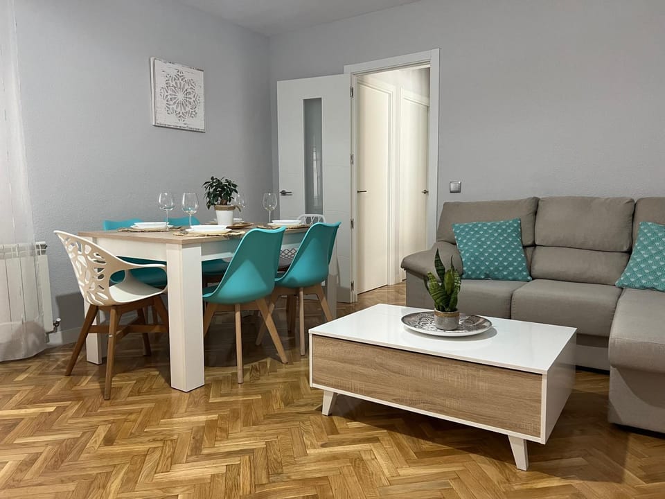 Communal lounge/ TV room, TV and multimedia, Living room, Seating area, Dining area