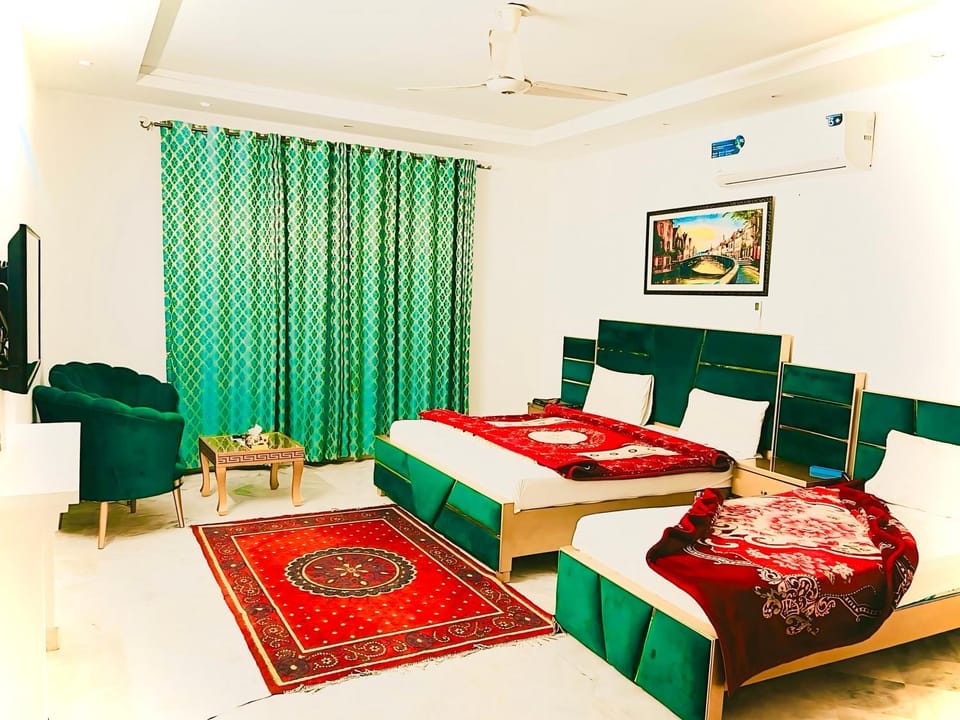 Bed, TV and multimedia, Living room, Photo of the whole room, Seating area, Bedroom, air conditioner