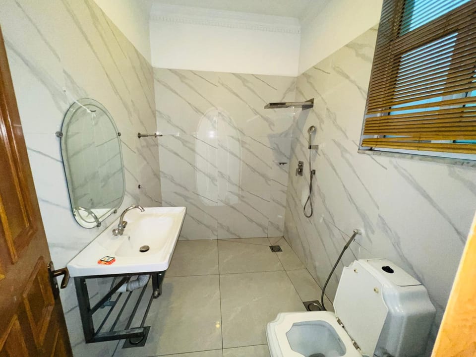 Shower, Toilet, Bathroom, bidet, towels