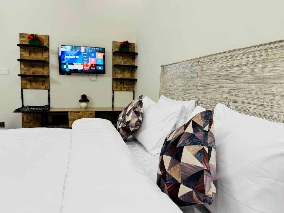 Communal lounge/ TV room, Bed, TV and multimedia, View (from property/room), Photo of the whole room, Evening entertainment, Bedroom, Food, room service, room service, VIP