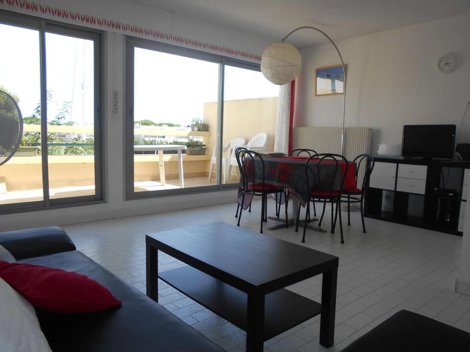 Marina Duplex 4 couchages, Terrasse et Solarium, Clim, Wifi, Parking, Port Camargue - FR-1-250-217 Apartment in Le Grau-du-Roi
