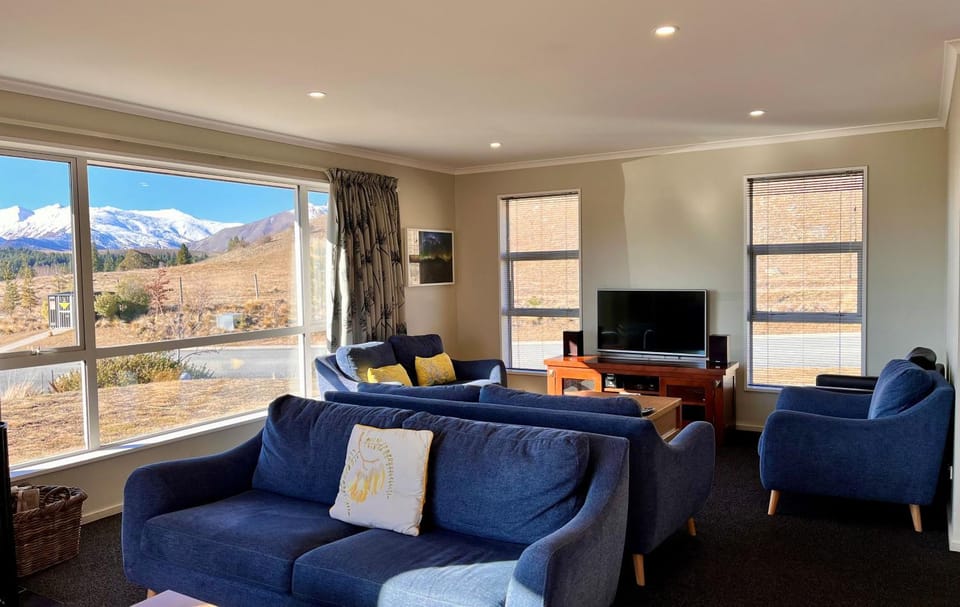 TV and multimedia, Living room, Seating area, Mountain view