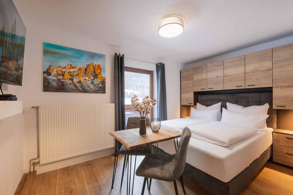 Bed, Photo of the whole room, Dining area, Bedroom