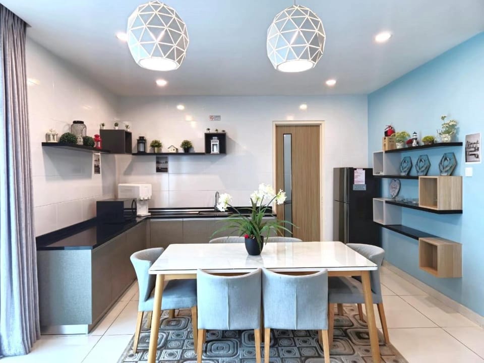 FERRINGHI RESORT 5-BEDROOM with POOL, BBQ SET, WiFi, Netflix & WALK to BEACH House in Batu Ferringhi, Penang, Malaysia