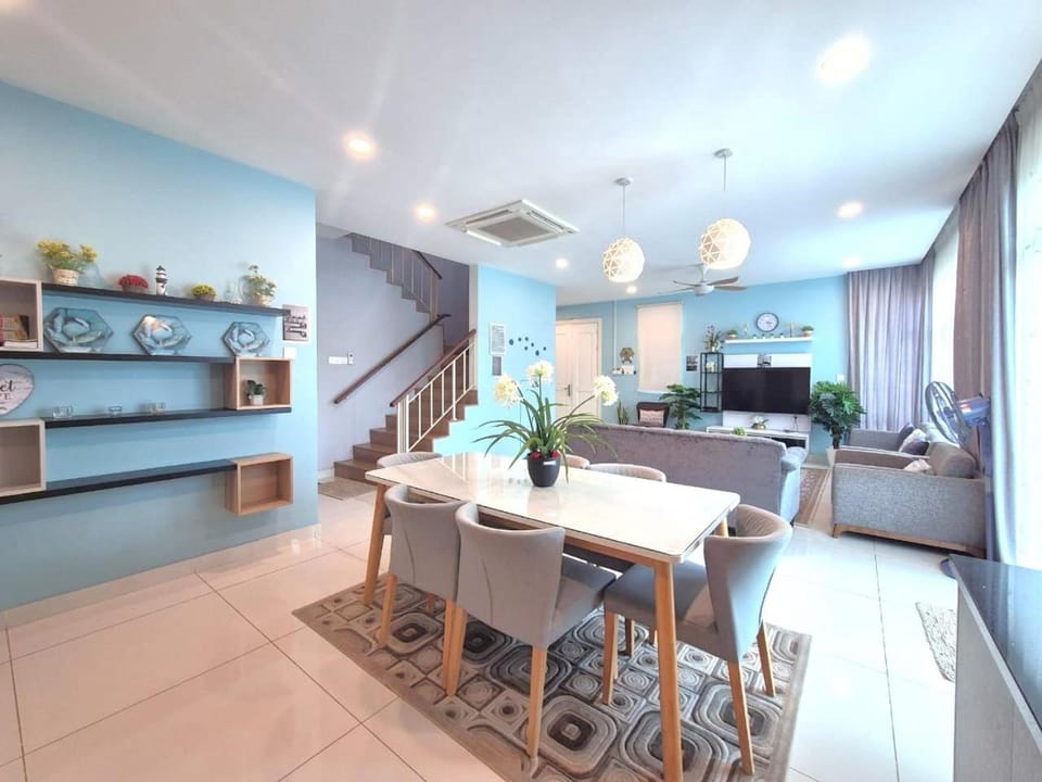 FERRINGHI RESORT 5-BEDROOM with POOL, BBQ SET, WiFi, Netflix & WALK to BEACH House in Batu Ferringhi, Penang, Malaysia