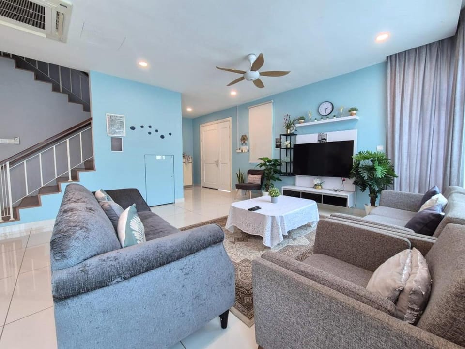 FERRINGHI RESORT 5-BEDROOM with POOL, BBQ SET, WiFi, Netflix & WALK to BEACH House in Batu Ferringhi, Penang, Malaysia