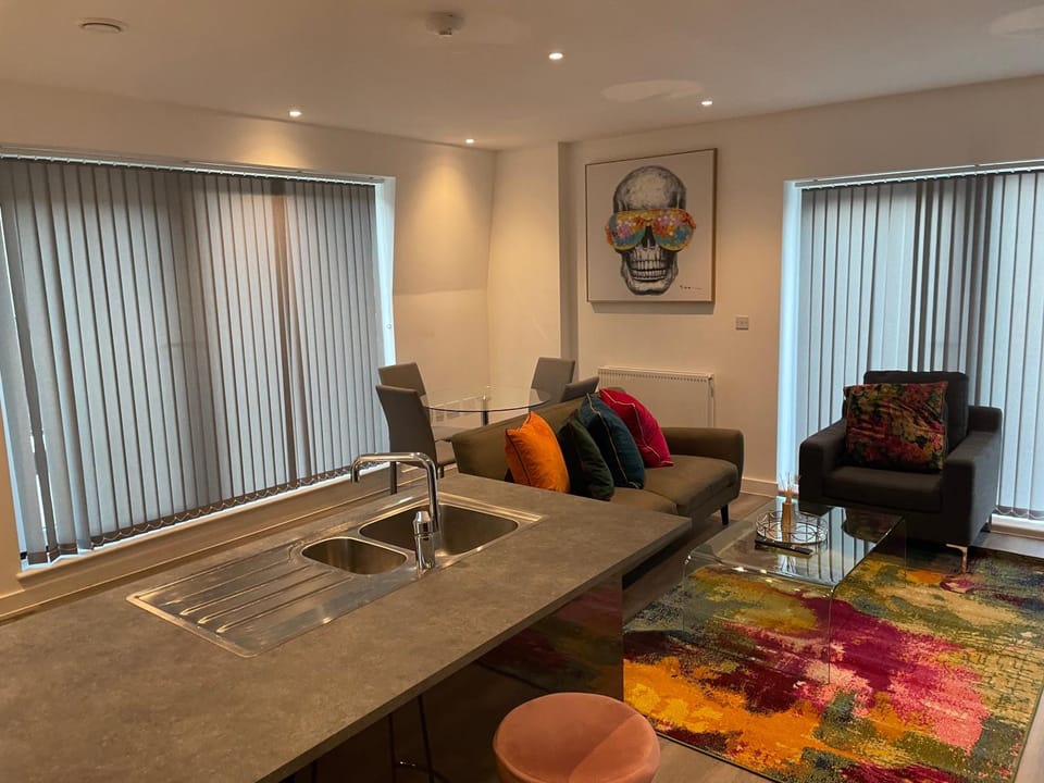 LOVELY 2 BED APARTMENT WITH PARKING Apartment in London