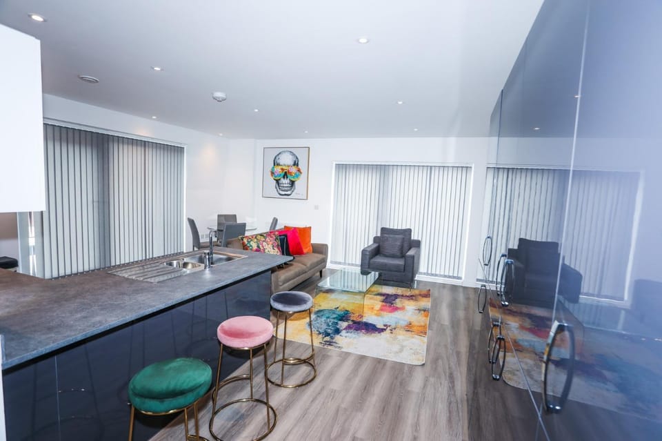 LOVELY 2 BED APARTMENT WITH PARKING Apartment in London