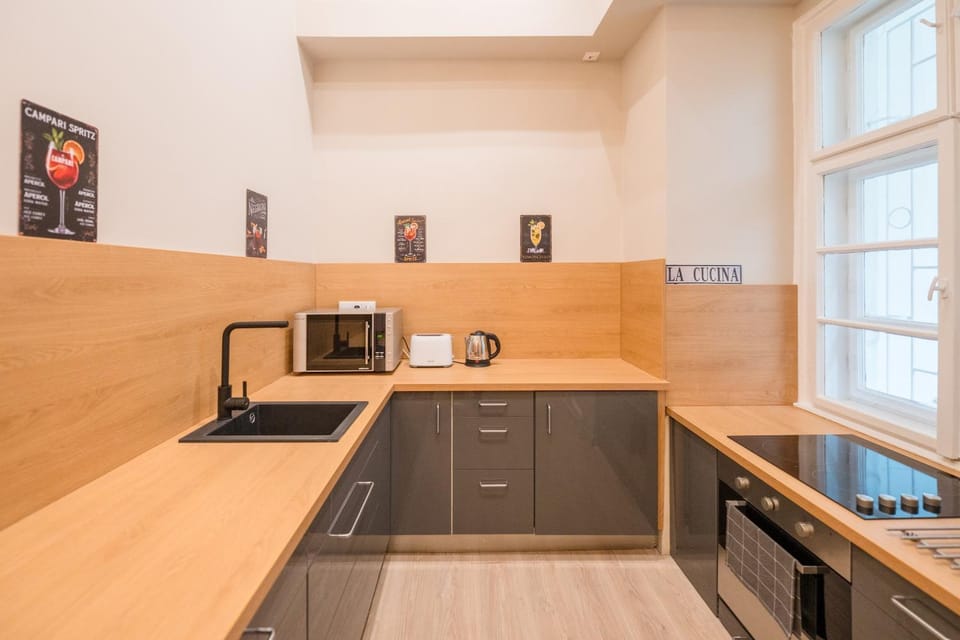 Coffee/tea facilities, Kitchen or kitchenette, stove