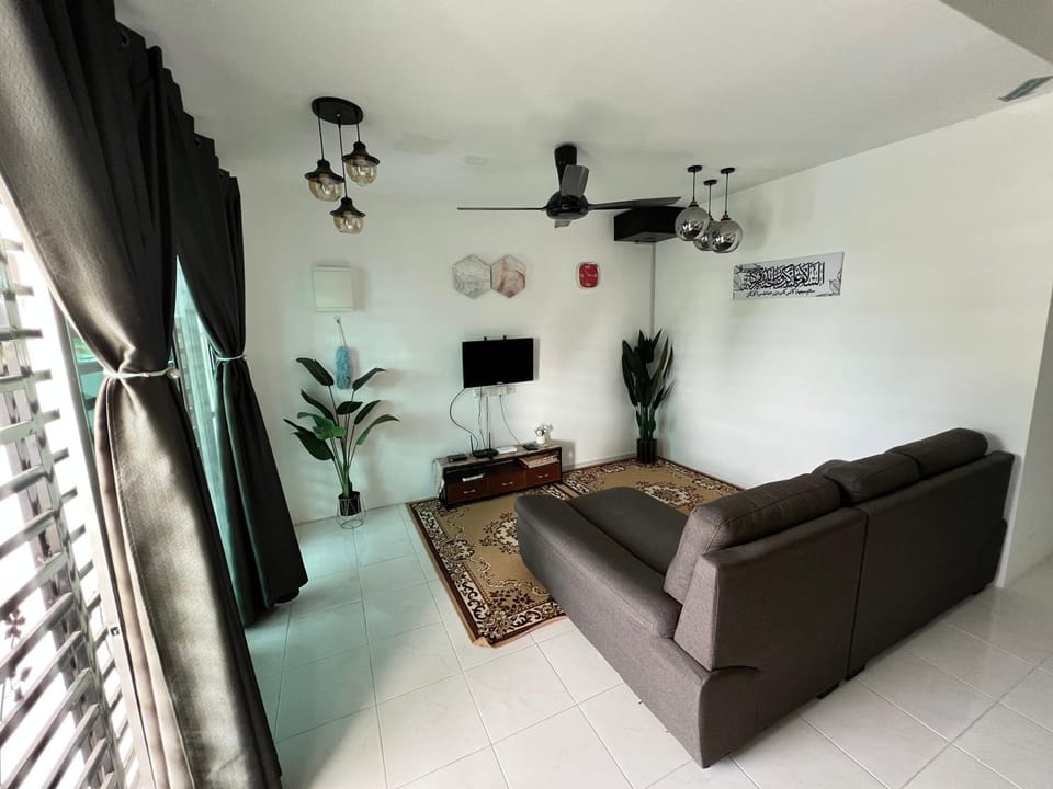 Chempaka Homestay (Near to UTP UiTM Seri Iskandar) House in Perak Tengah District